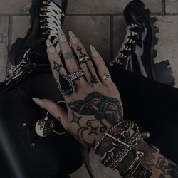 Tetovaní na prstoch