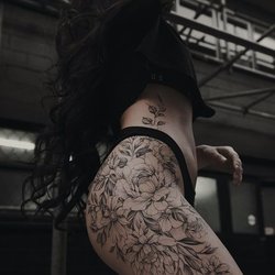 Dámske tetovanie na stehnách