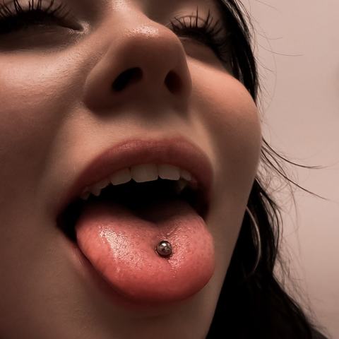 Piercing jazyka je výrazný detail, ktorý zostáva pri bežnom pohľade nenápadný a vynikne najmä pri rozprávaní alebo úsmeve. Precízne umiestnenie, čisté prevedenie a dôraz na pohodlie počas hojenia.