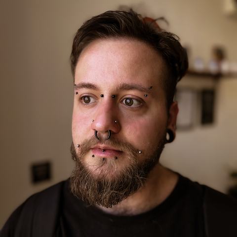 Piercing nosa, pier a obočia vytvára výraznú kombináciu, ktorá zvýrazňuje viaceré časti tváre bez toho, aby pôsobila preťažene. Precízne rozmiestnenie, sterilné podmienky a dôraz na harmonický výsledok.