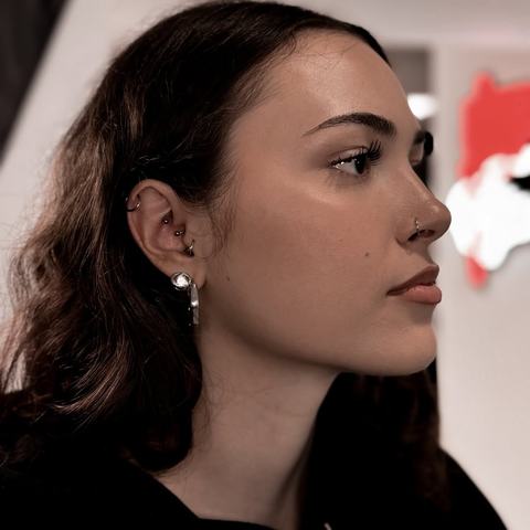 Helix a tragus vytvárajú čistú a vyváženú kompozíciu, ktorá zvýrazňuje hornú aj prednú časť ucha. Precízne umiestnenie, sterilné podmienky a dôraz na pohodlie počas hojenia.