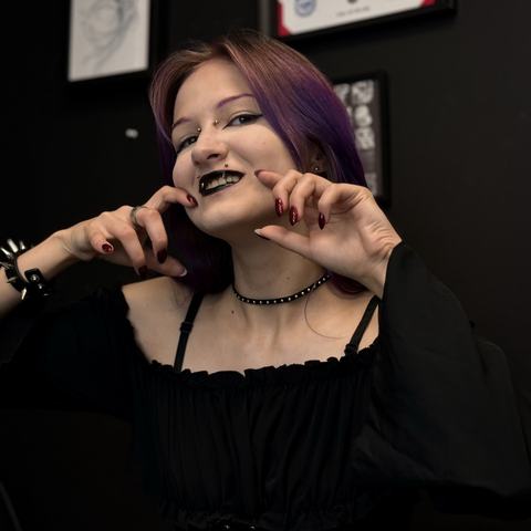 Bridge a piercing hornej pery vytvárajú výraznú vertikálnu kompozíciu, ktorá zvýrazňuje stred tváre. Presné umiestnenie, sterilné podmienky a dôraz na harmonické rozloženie šperkov.