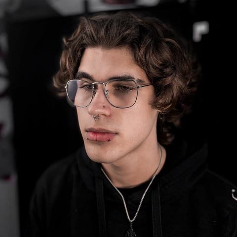 Nostril, septum a piercing spodnej pery vytvárajú výraznú kombináciu, ktorá sústreďuje pozornosť na strednú časť tváre. Precízne rozmiestnenie, sterilné podmienky a dôraz na vyvážený výsledok.